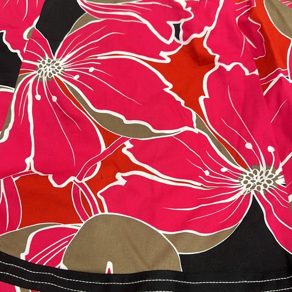 Nine West 18W Sleeveless Dress. Large, fun red/pink flowers on a black base. - Picture 9 of 10